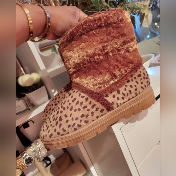 Brown leopard print bear paw style boots - Picture 5 of 9